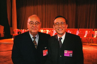 王光英與鈕守章親切合影